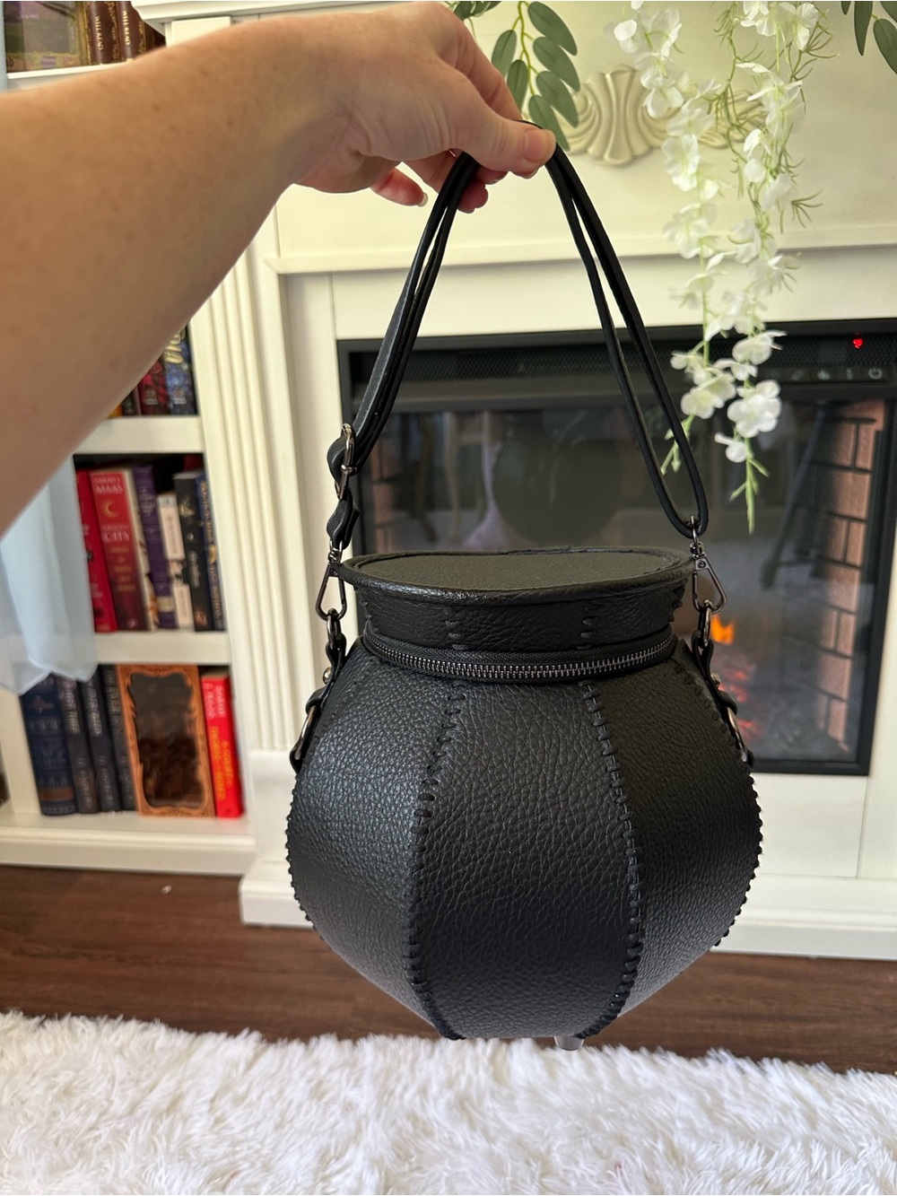 La femme en noir COTTAGE WITCH CAULDRON CROSSBODY BAG - Picture 3 of 11